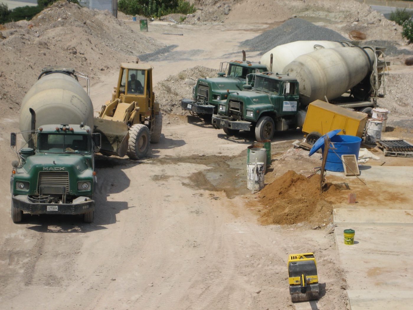 Patio de almacenamiento y maquinaria de compactación